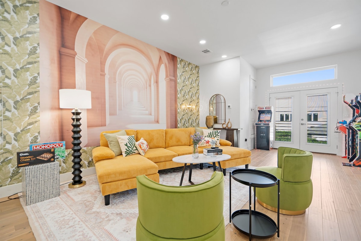 Top performing Airbnb: Designer Home in Dallas w/hottub & FREE game room in Muncie