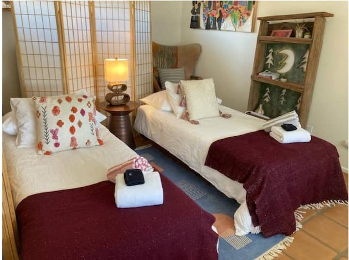 Спалня с хвойна, разположена в основната къща. 