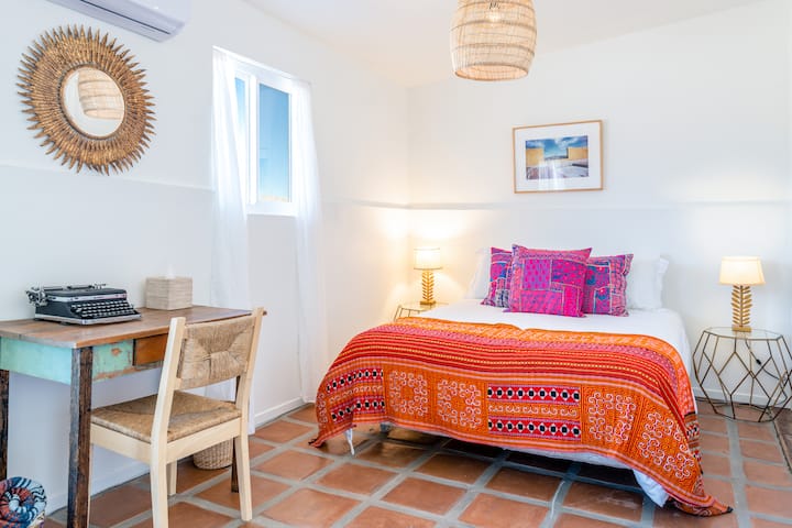 Спалня Ocotillo, разположена в къща с басейн.  Двойно легло с двоен разтегателен диван. 