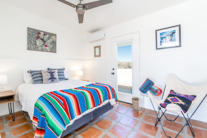 Спалня с нар, разположена в къща с басейн. Легло в цял размер.