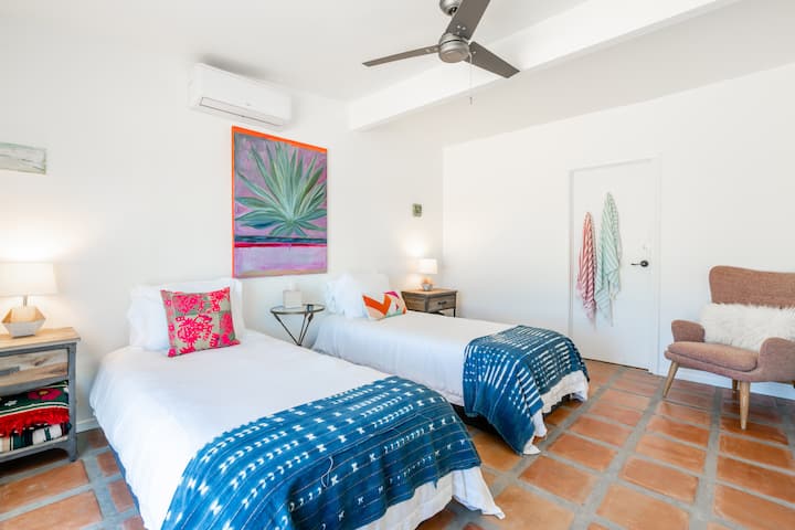 Спалня Agave, разположена в къщата до басейна.  2 близнака или 1 голямо двойно легло при поискване.  