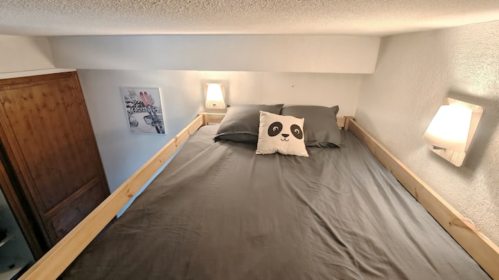 Ანტრესოლიანი საწოლი 2 ადამიანისთვის ძალიან კარგი თეთრეულით.
6 წლამდე ასაკის ბავშვებისთვის წვდომა აკრძალულია.