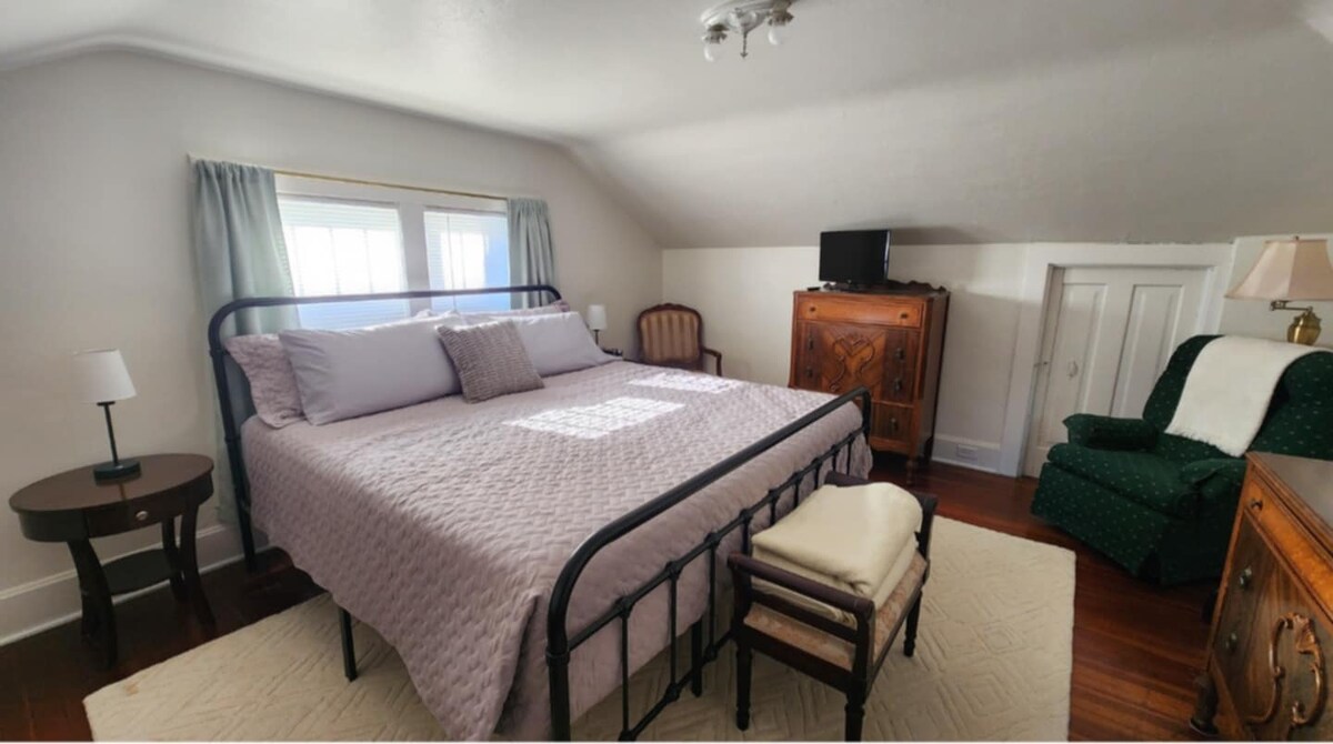 Horná spálňa s manželskou posteľou veľkosti King.