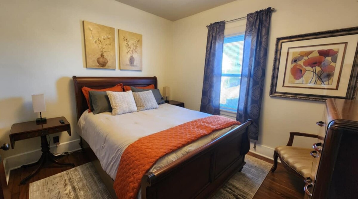 Spálňa na prízemí s manželskou posteľou.