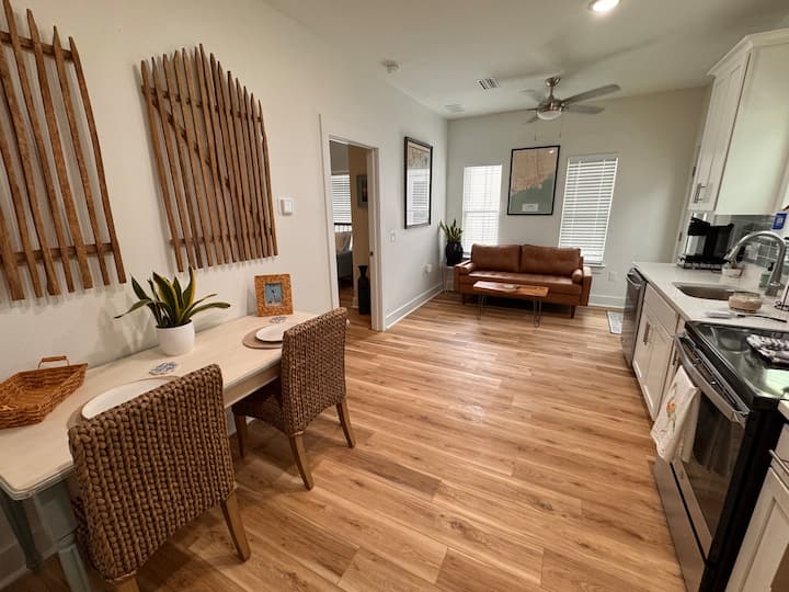 Coastal Luxury- 1 Bedroom Apartment - Pensacola