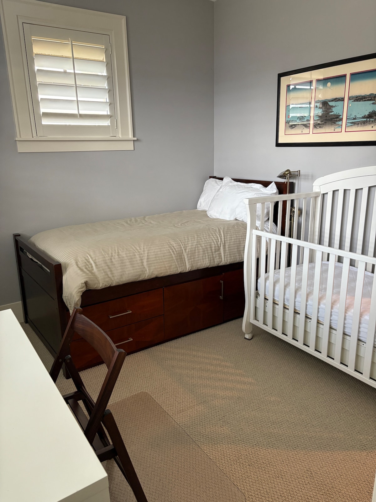 Леглото има чекмеджета за съхранение отдолу, а в тази стая има и килер.