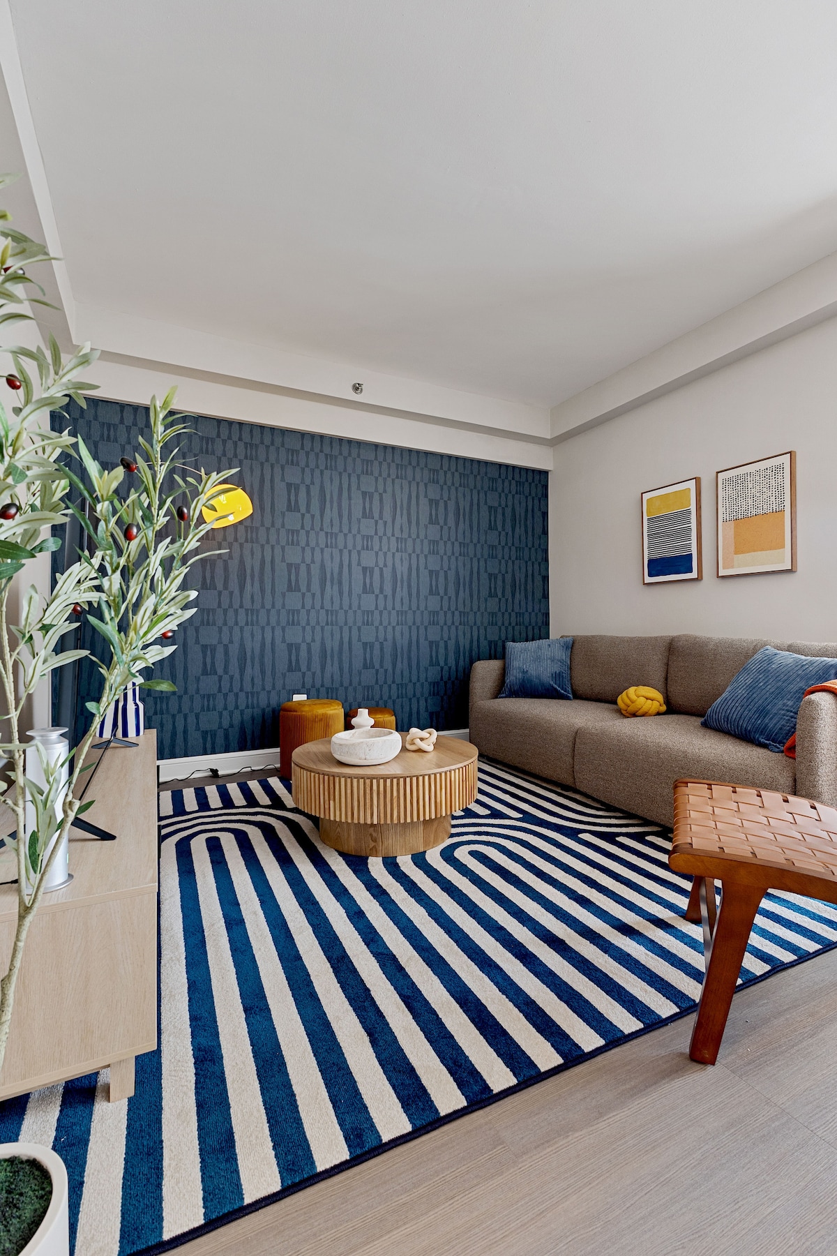 Oddýchnite si v útulnej modernej obývačke s pohovkou, ktorá sa dá ľahko premeniť na pohodlnú posteľ pre ďalších hostí.