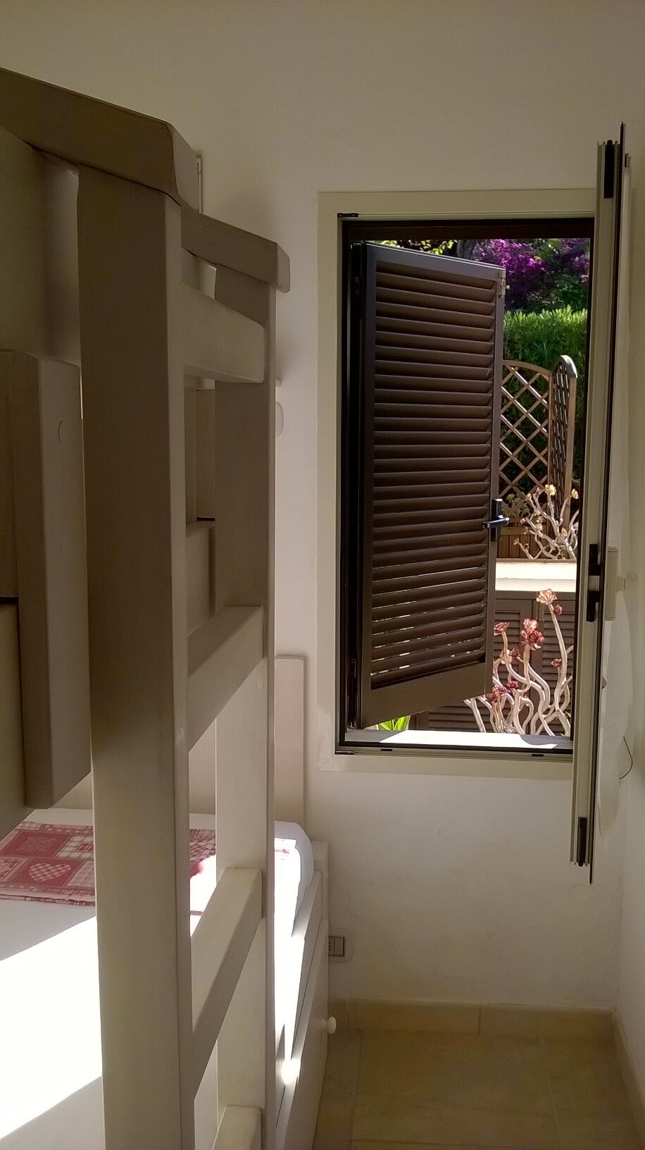 
спална соба со кревет на спрат