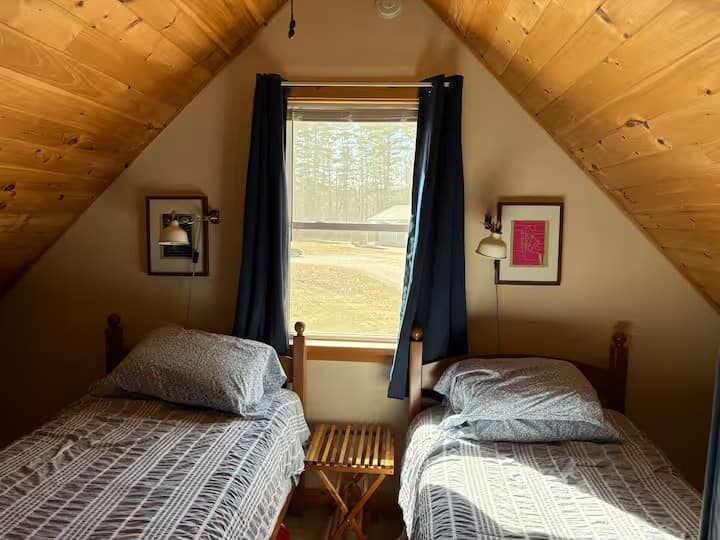 בקומה השנייה של הלופט יש שתי מיטות נפרדות לשימושכם.  

שימו לב שסביבת העבודה ואזור הישיבה נמצאים בלופט בקומה השנייה, ומחוברים לחדר השינה השני שפתוח לקומה שלמטה. 