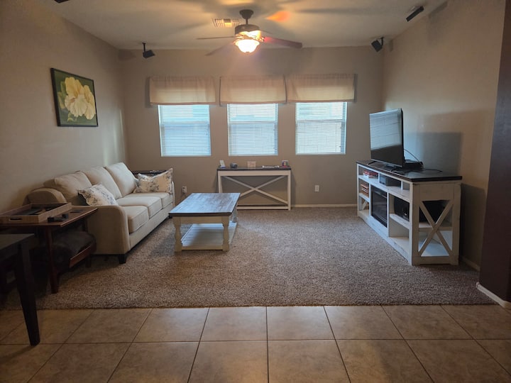 Საცხოვრებელი სივრცე რეგულარულად ხელმისაწვდომია და საზიაროა მაქსიმუმ ერთ სხვა სტუმართან. 