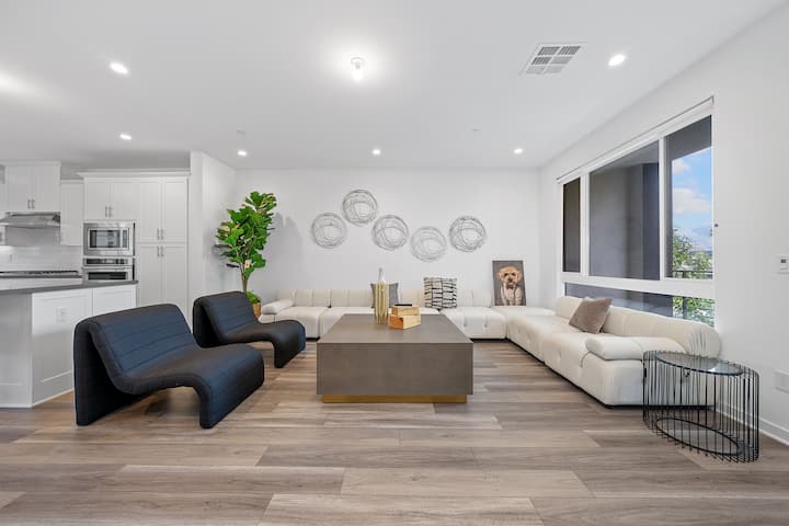 Clean, Comfy & Convenient | Central Location - Costa Mesa, CA