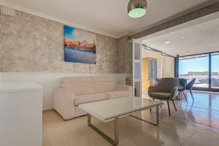 Penthouse Escape: Views, Jacuzzi & Bbq - Malta