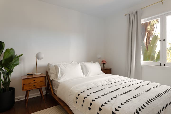 Una cama tamaño queen 