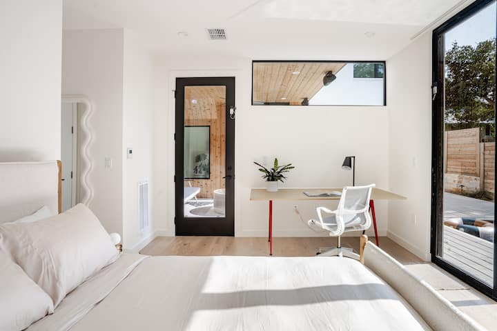 Estudi/oficina amb bany complet, entrada independent.