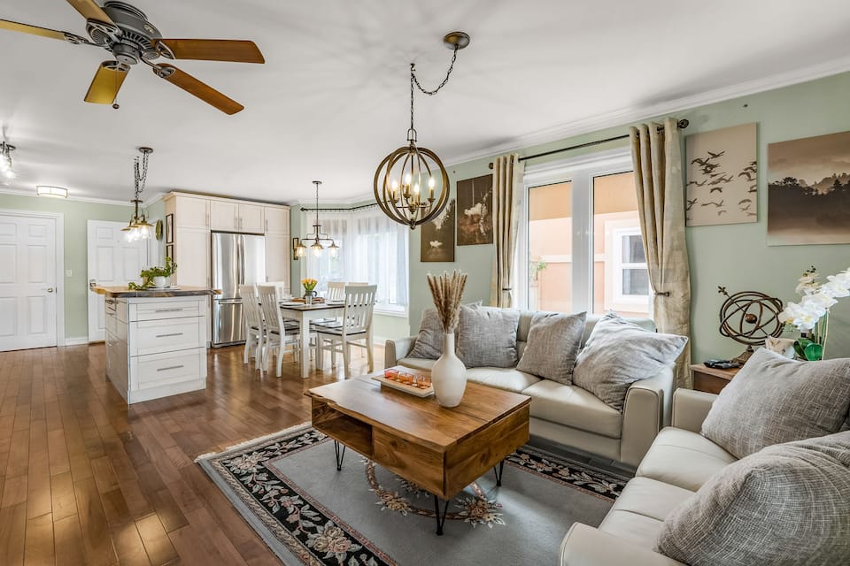 Sala de estar abierta y luminosa con cocina moderna y acogedora zona de estar