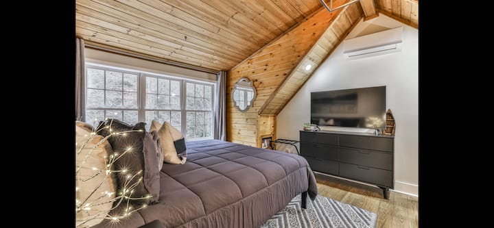 Спална соба на горниот кат со поглед на реката.  Брачен кревет (широк 150-179 см), бања со тоалет, мебел и телевизор со Wi-Fi. Одделете го мини поделениот клима уред за да можете да го изберете совршениот умерен простор за овој простор. 