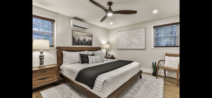 Спална соба на долниот кат со брачен кревет, плакар и посебен поделен клима уред.  