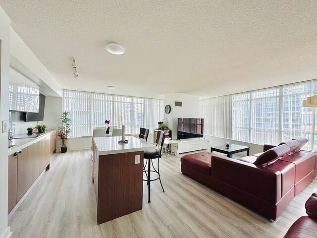 Lux corner suite, prime location