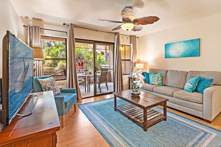 استرخ في غرفة المعيشة المستوحاة من المناطق الاستوائية هذه مع نسيم المحيط وسحر الجزيرة.