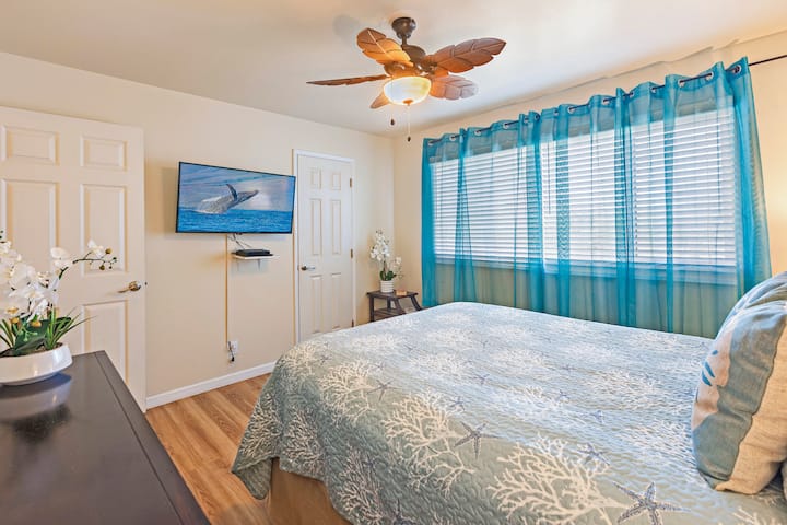 استرخ بأناقة في غرفة النوم الساحرة هذه المصممة براحة وأناقة استوائية.