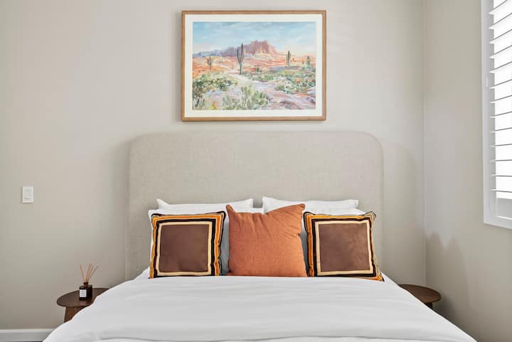 Hlavná spálňa na prvom poschodí s manželskou posteľou. Kompletné so šatníkom a osobným inteligentným televízorom.