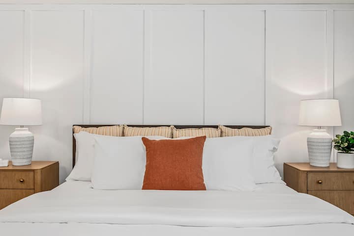 Priestranná hlavná spálňa s manželskou posteľou. Vlastná kúpeľňa so sprchovacím kútom a dvojitou vaňou. Jeho a jej toaletný kútik a priestranný šatník pre všetky vaše úložné potreby. 