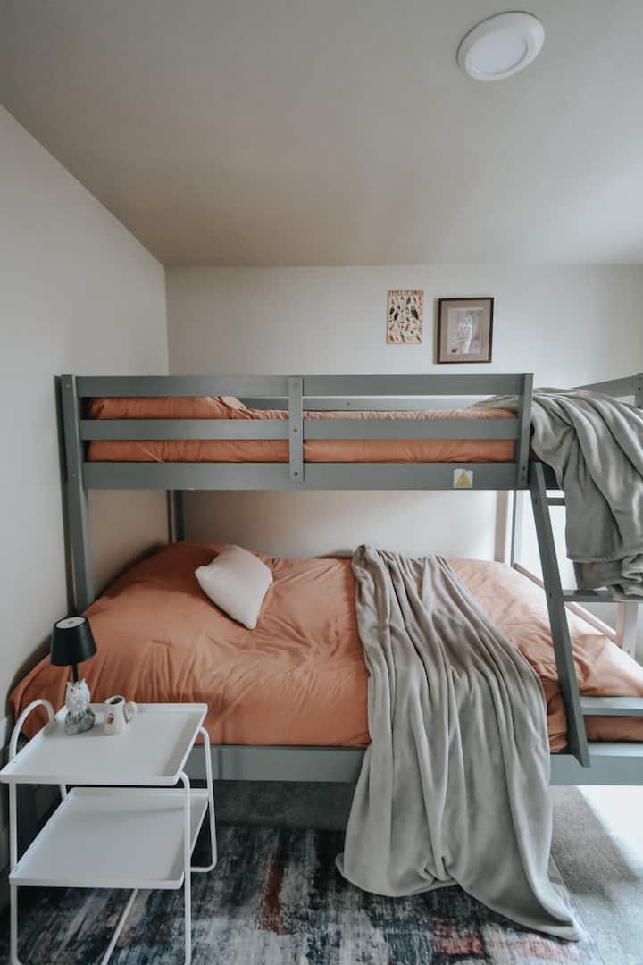 Dhoma e kukuvajkës! Ka një krevat dopio mbi krevat marinari me madhësi të plotë. 