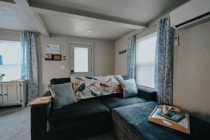 Divan i rehatshëm me një osman të madh 