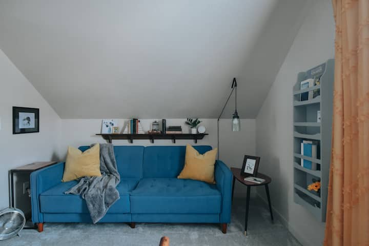 Mirë se erdhe në Loon Lounge! Kjo hapësirë është lart, pranë dhomës kryesore të gjumit. Ka një futon që shndërrohet në një krevat, atmosferë të rehatshme dhe libra. 