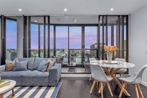 City Views 2BR Apt w/ Infinity Pool, Gym & Parking