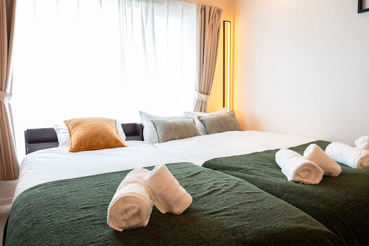 ️ שתי מיטות נעימות לשהייה נינוחה
ליהנות משינה עמוקה עם מצעים מפנקים ואור טבעי. מושלם לזוגות, משפחות או חברים - כל מיטה מתאימה ל-3 אנשים בנוחות.