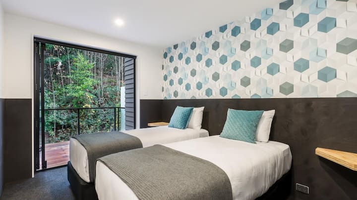 U spavaćoj sobi može biti super veliki bračni krevet ili dva odvojena jednostruka kreveta.