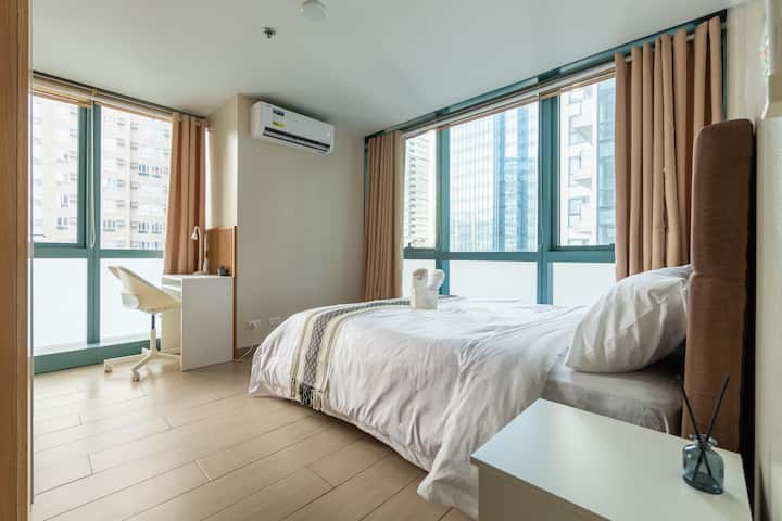 Táto útulná spálňa má manželskú posteľ, vstavaný šatník a vyhradený kútik na štúdium.