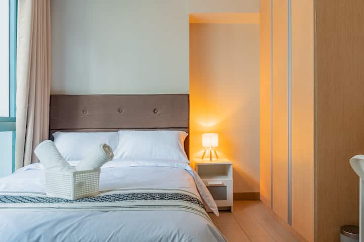 Táto útulná spálňa plná prirodzeného svetla má pohodlnú manželskú posteľ, vstavaný šatník a vyhradený kútik na štúdium.