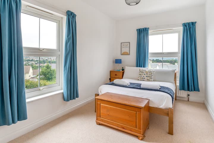 Naš lijepi svijetli bračni krevet s pogledom na luku Falmouth iza kreveta.