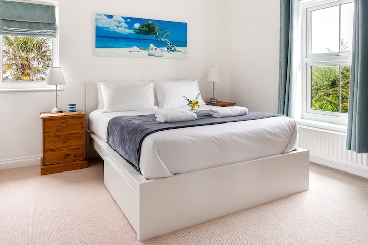 Glavna spavaća soba s bračnim krevetom i kupaonicom.