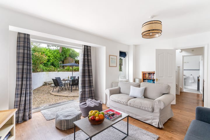 Dnevni boravak koji vodi do terase/vrta.