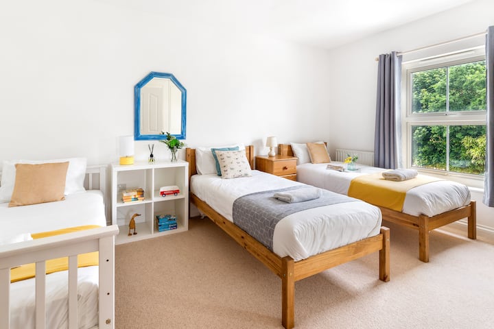 Trokrevetna soba s puno prostora u ormarićima.