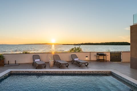 Sea Gem - house on the sandy beach with a pool