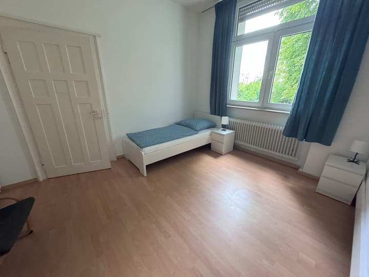 Schlafzimmer 1