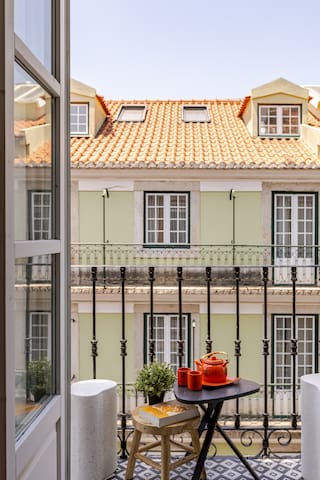 Historic Apt w/Balcony in Baixa (short term lease)