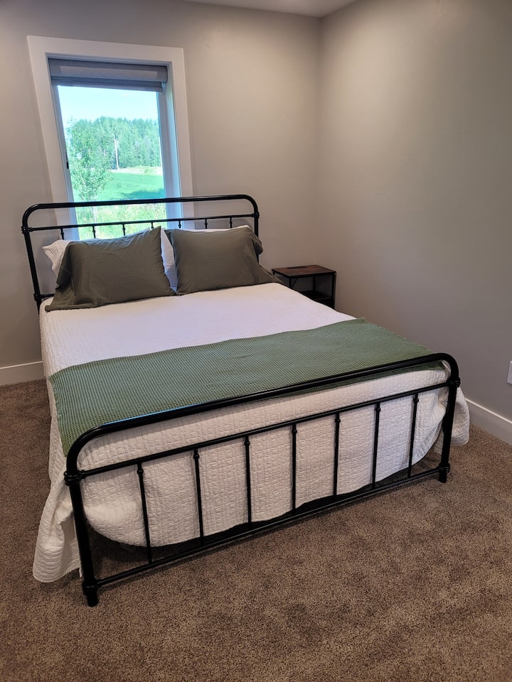 Kitanda cha ukubwa wa malkia.