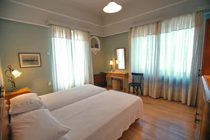 Chumba cha kulala 2 - Chumba cha kulala 2
Vitanda hivyo viwili vinakuwa kimoja mara mbili.
Samani zenye mtindo maalumu.
Upozaji/mfumo wa kupasha joto wa kujitegemea.
Ufikiaji wa mtaro ulio na eneo la viti vya jadi.
Sehemu za kuhifadhi za starehe