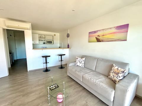 Successful Airbnb property: LARGE studio: 500 m from the beach, pool, parking, A/C in Vallauris