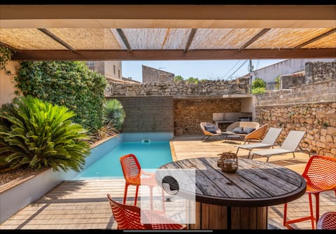 Close to beaches, pool, air conditioning and parking - 8 people