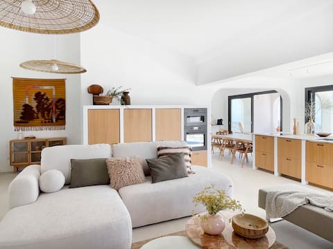 NEW villa -luxury, views, hot tub, pool, 8+1