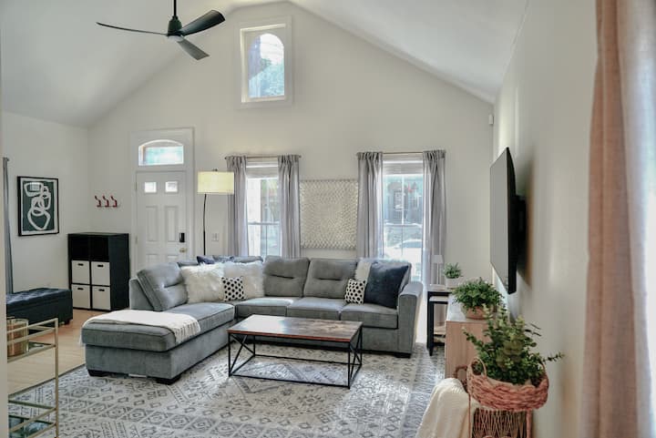 Cream City Bungalow • Downtown Mke • Sleeps 8 - Milwaukee, WI