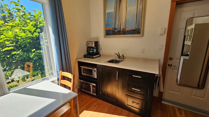Coastal Hideaway Private Suite - Gibsons