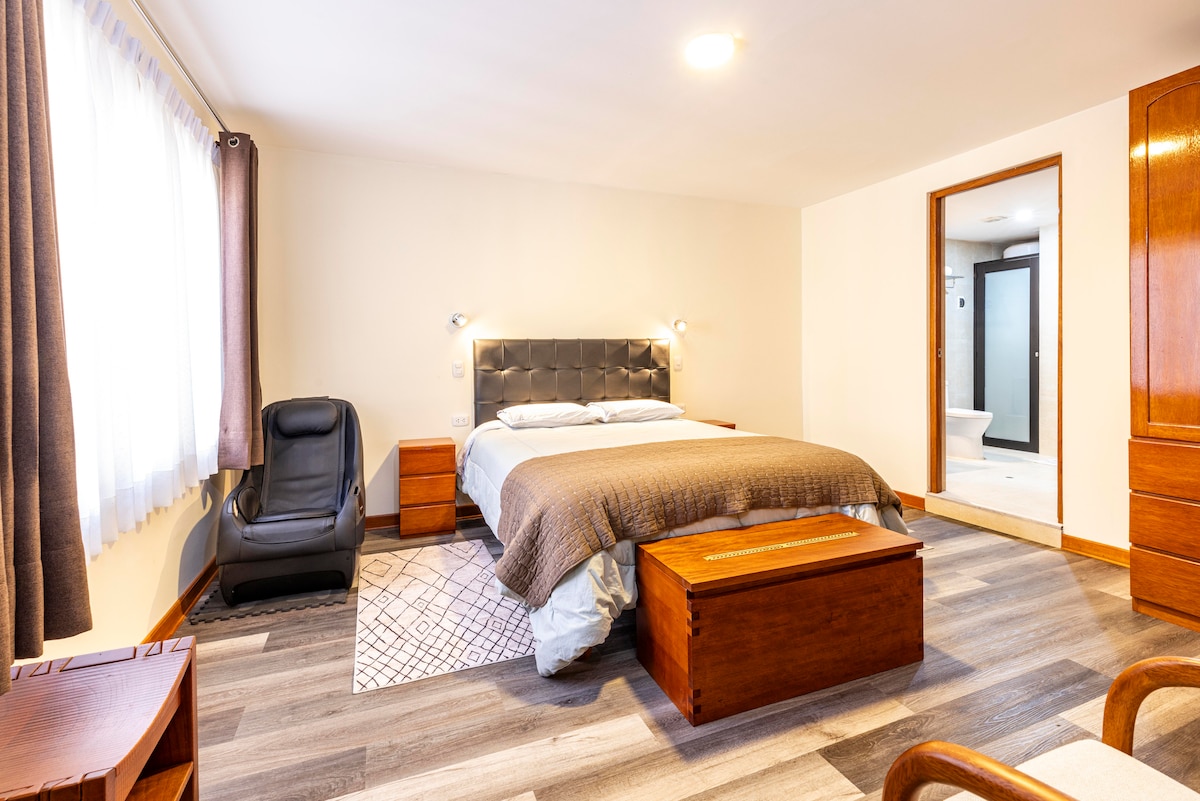 Suite Luna (24 m²) es un espacio moderno y acogedor con cama queen, TV, internet, sofá masajeador, closets y baño privado con agua caliente (termas eléctricas), toallas y secadora de cabello. Ideal para una estadía cómoda en Cusco.