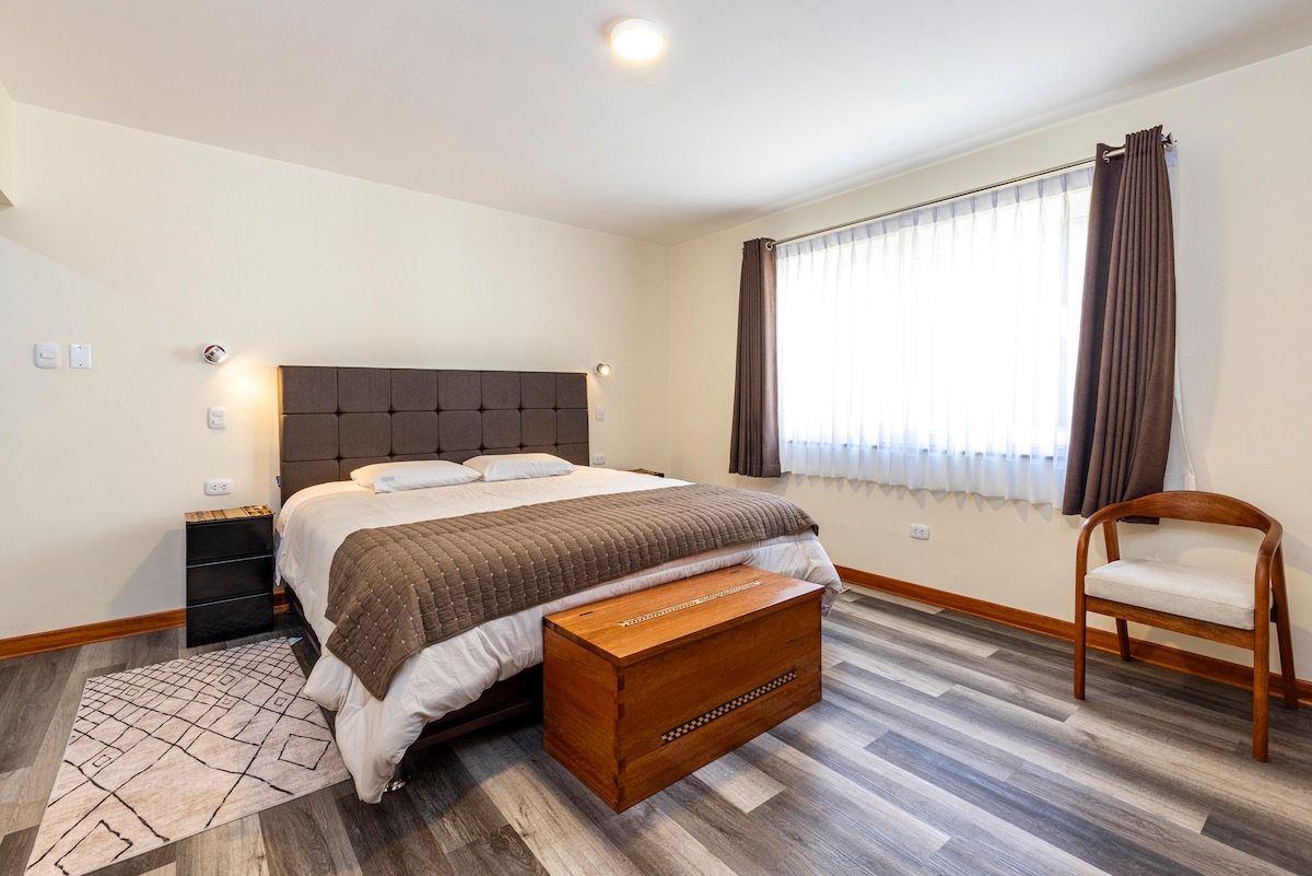 habitación 27m2 con cama King , ventanas termoacústicas, clóset tipo dressing, WiFi, TV e internet de alta velocidad. Ideal para descansar con total confort y privacidad.